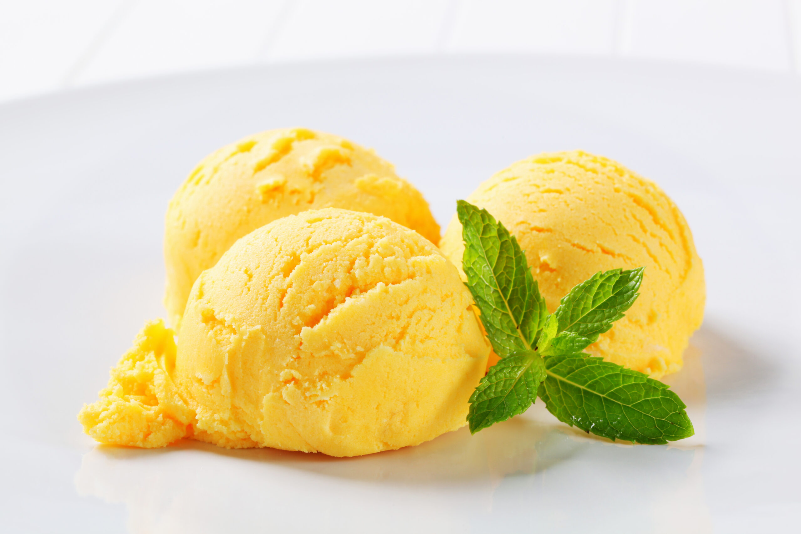 Verschiedene italienische Desserts auf einem Tablett